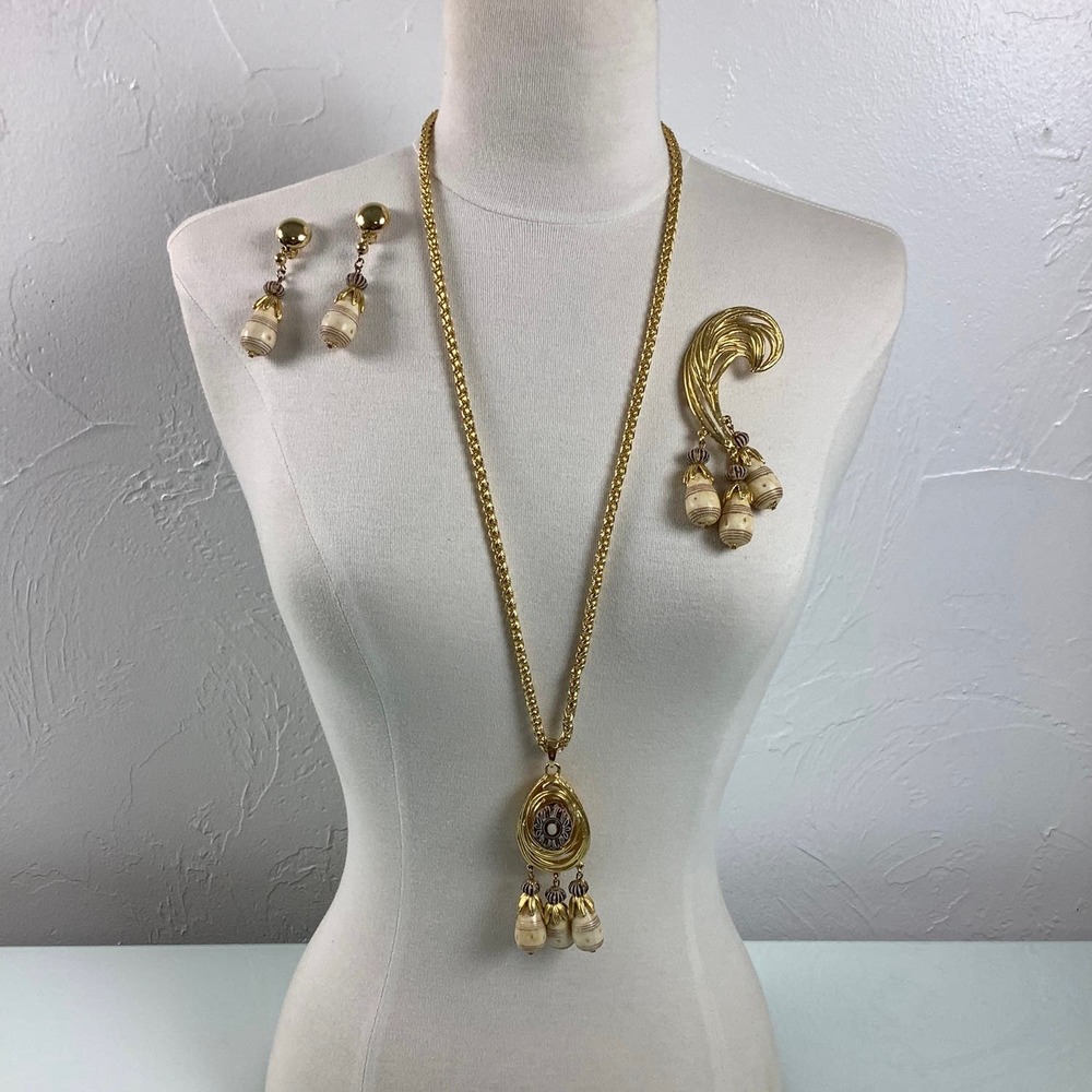 VGT Signed Craft Oversized Gold/cream Brooch Clip on earrings Necklace EUC
